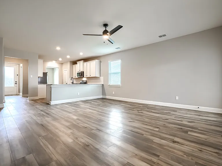 909 Emerson Dr — Photo 4