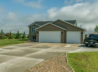 7013 Copper Ridge Ln, Bismarck, ND 58504