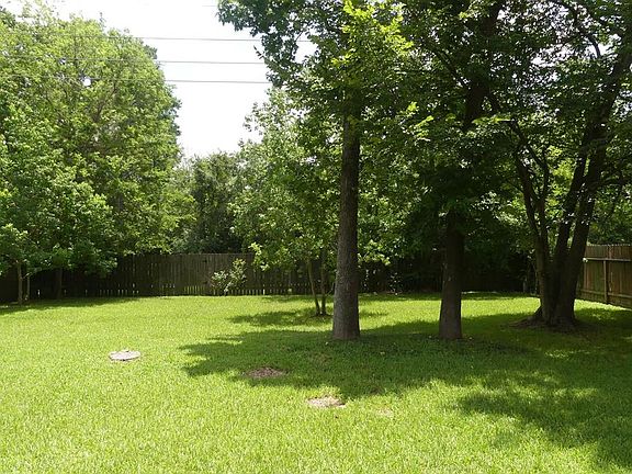 Look at the size of this yard! It's so hard to find such a private setting. Notice that there are NO rear neighbors.