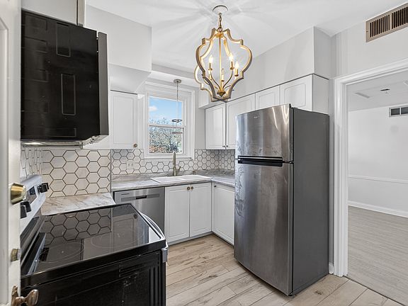 5th image of 923 S Hanley Rd APT C