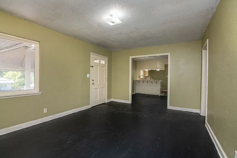 4 bed, 1.5 bath, 1880 sqft, $1,300 — Photo 2