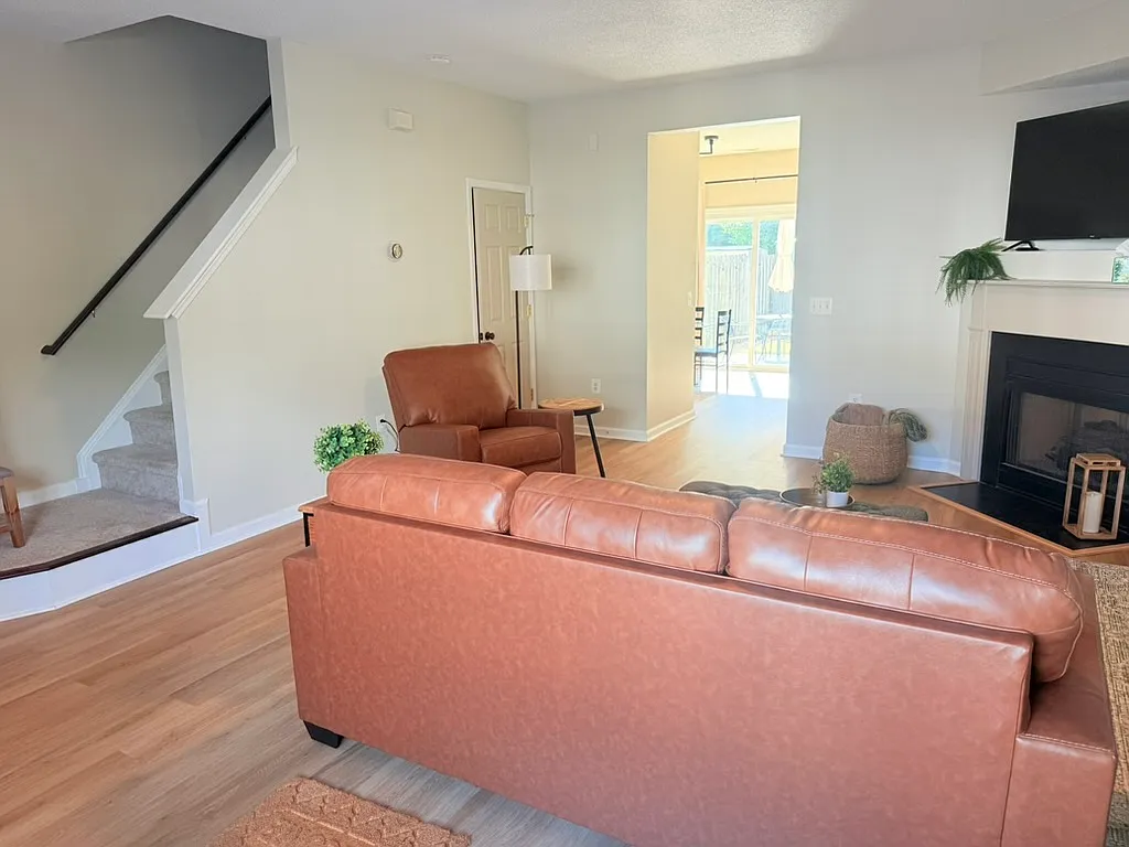 3 bed, 2.5 bath, 1442 sqft, $2,995 — Photo 2