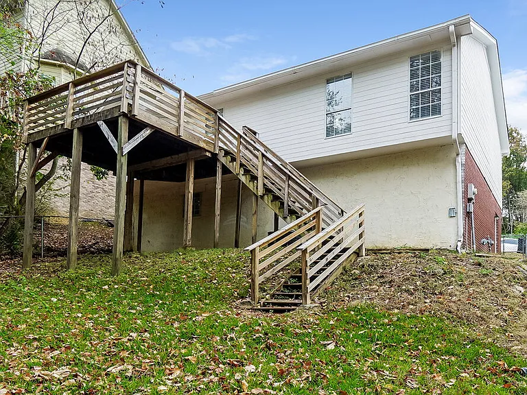 2724 Wellington Dr — Photo 17