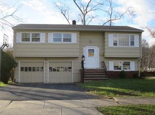 3 Weiss Dr, Middlesex, NJ 08846