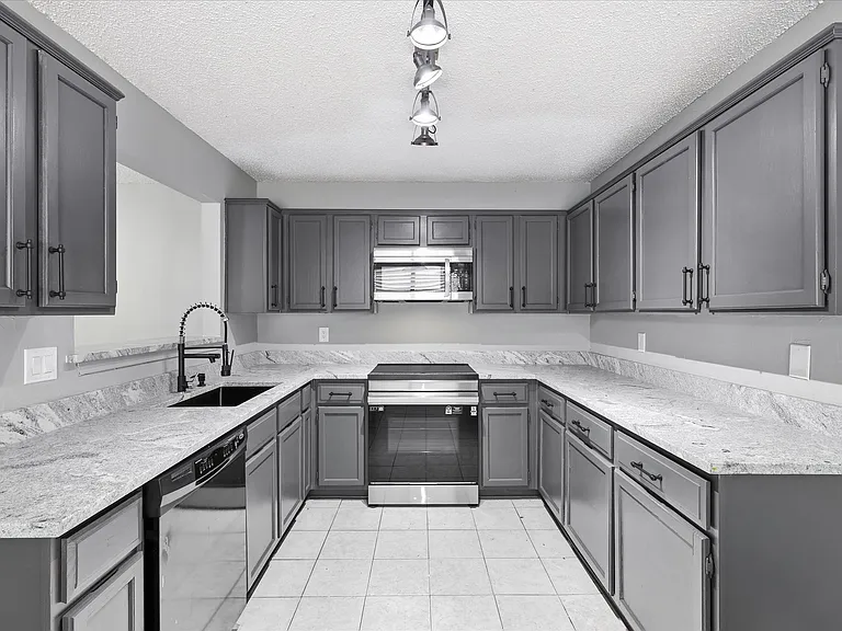 2909 Menlo Park Ln — Photo 1