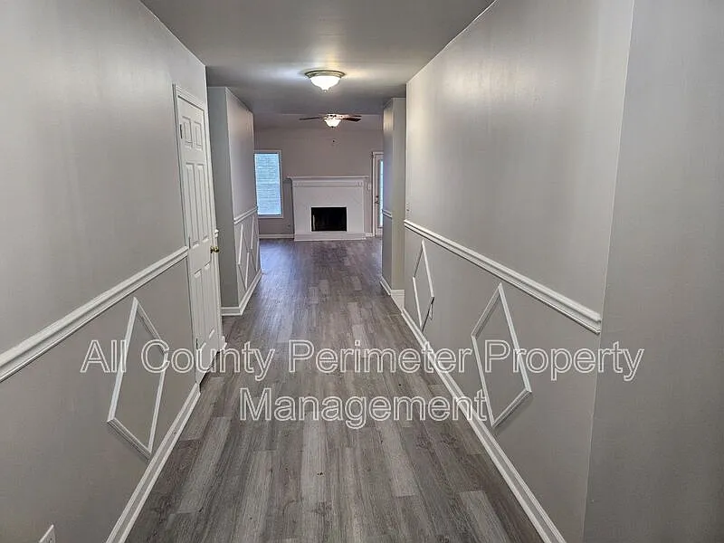 4 bed, 2.0 bath, 2412 sqft, $2,295 — Photo 2