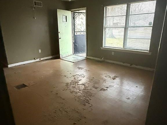 2nd image of 702 Dover Rd