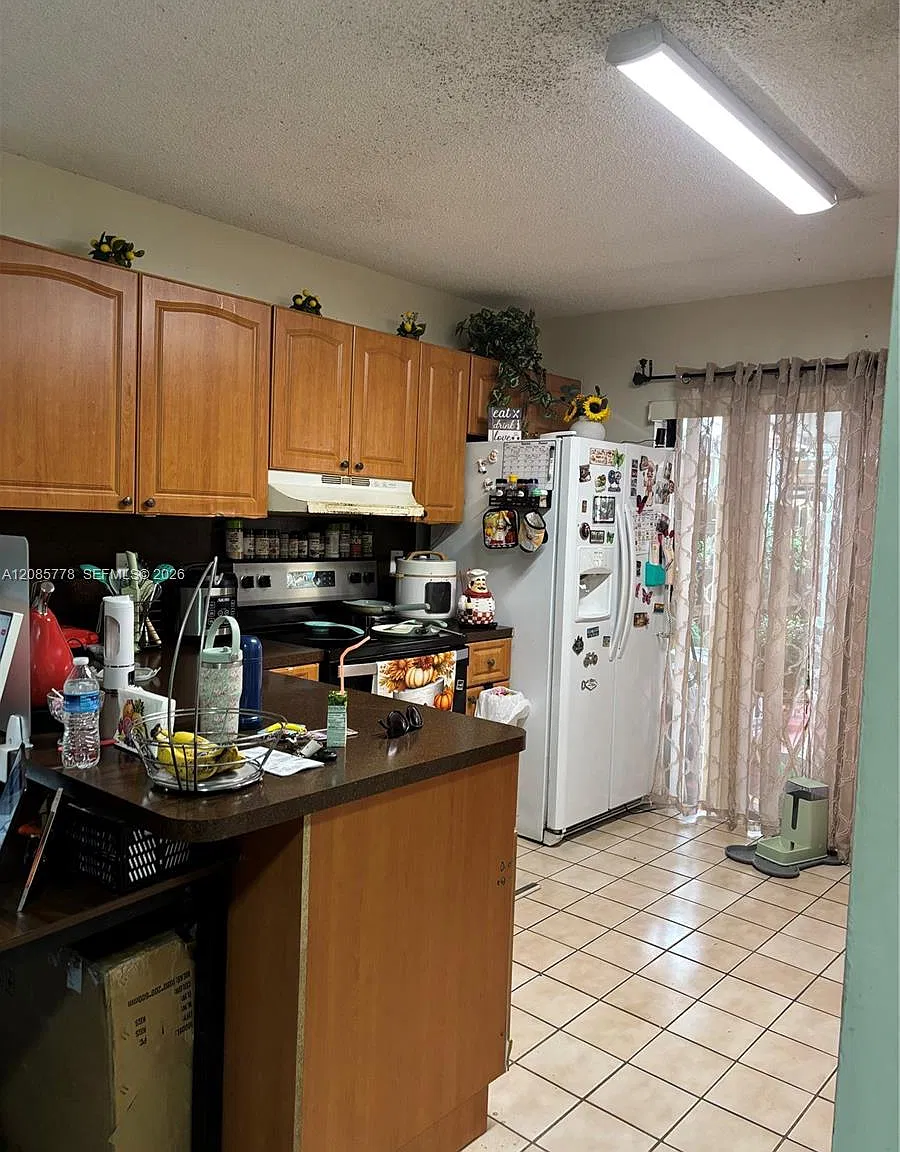 El Prado Xi Condo — Photo 3