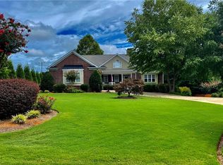 5751 Chateau Glen Dr, Hoschton, GA 30548