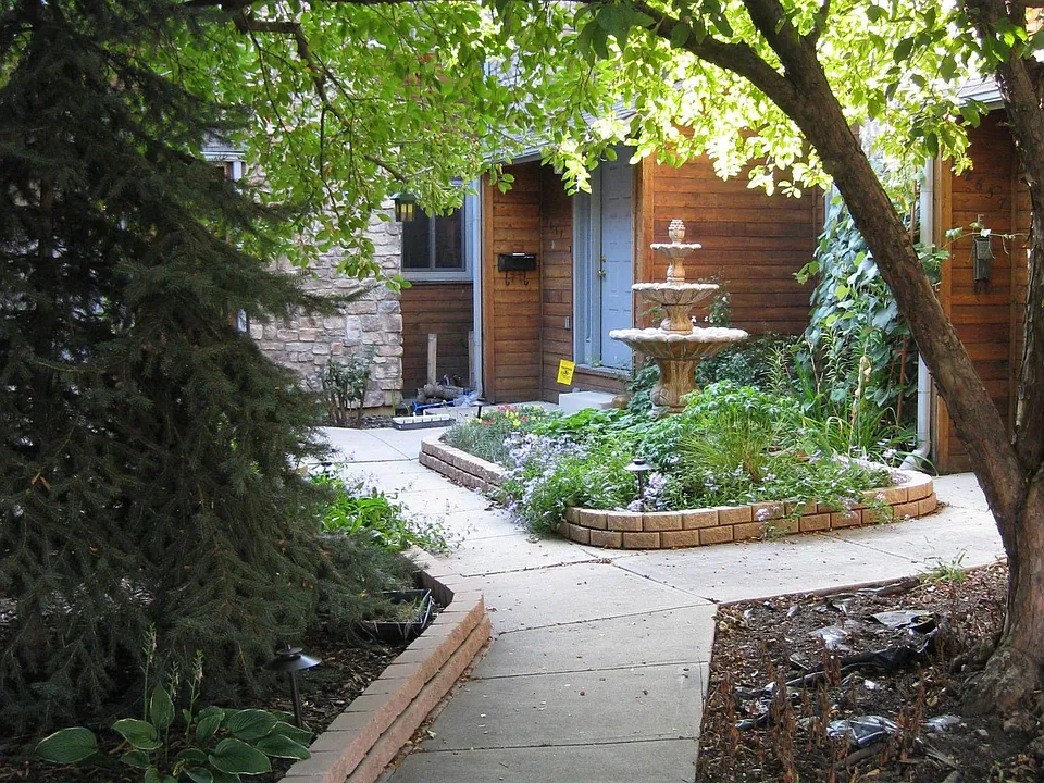 Courtyard in the center of the townhouse commun (6 homes)