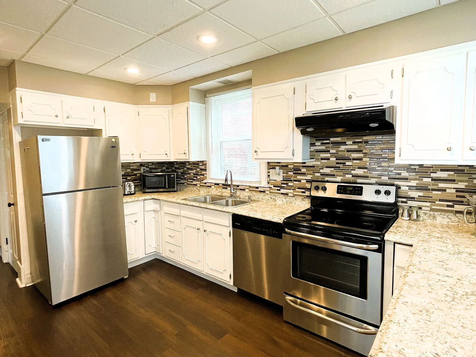 3 bed, 980 sqft, $1,870 — Photo 3