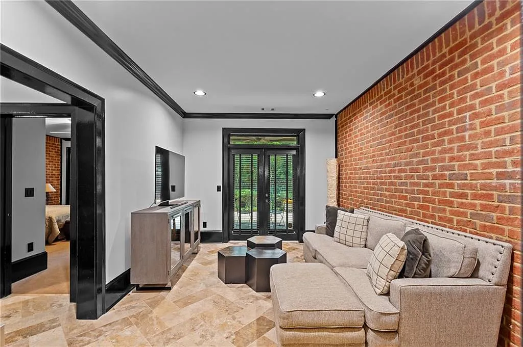 5 bed, 4.0 bath, 3890 sqft, $5,000 — Photo 4