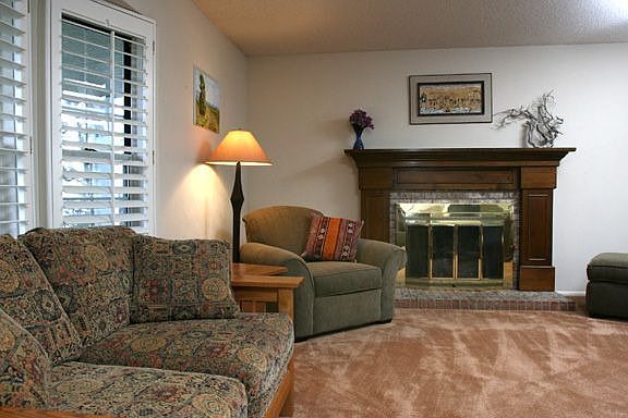 living room w/fireplace