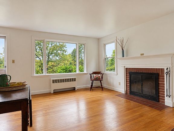 4th image of 390 Leyden Rd