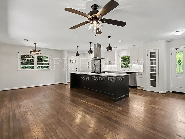 1903 Winthrop Dr SE — Photo 2