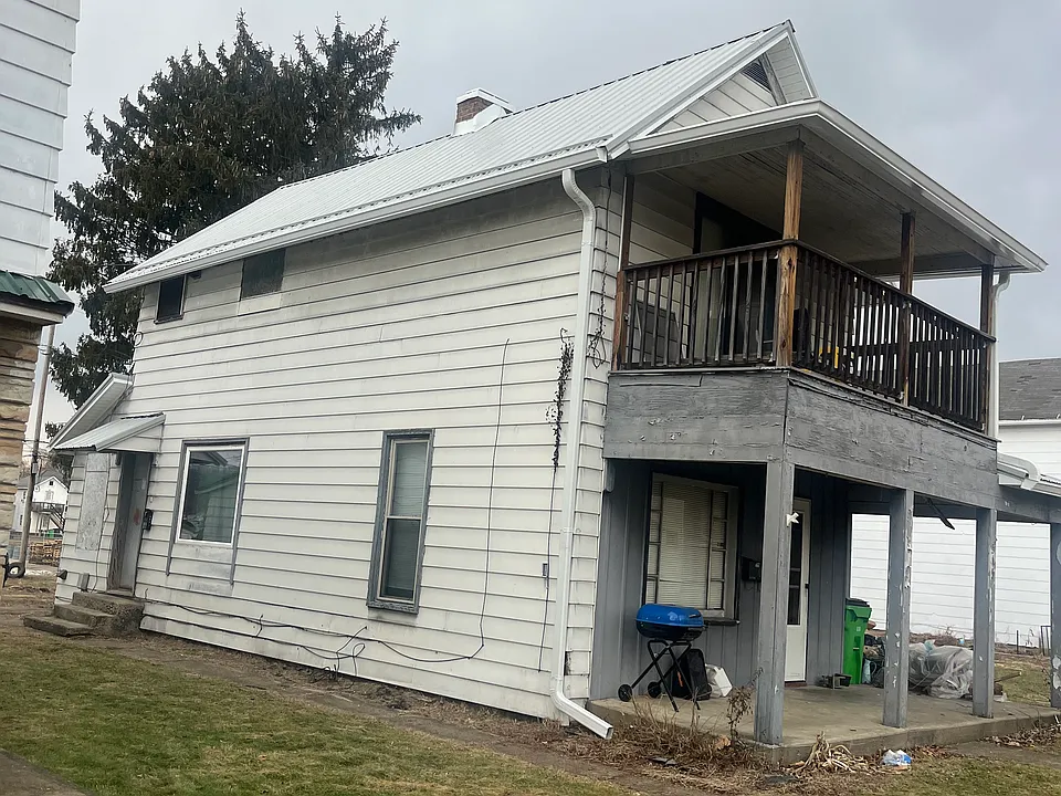 Upstairs apartment 1 bedroom with private balcony