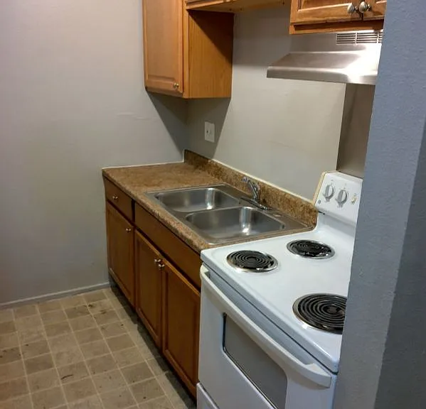 1425 Yosemite St #6 — Photo 3