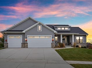 2927 Diamondback Rd, Hiawatha, IA 52233