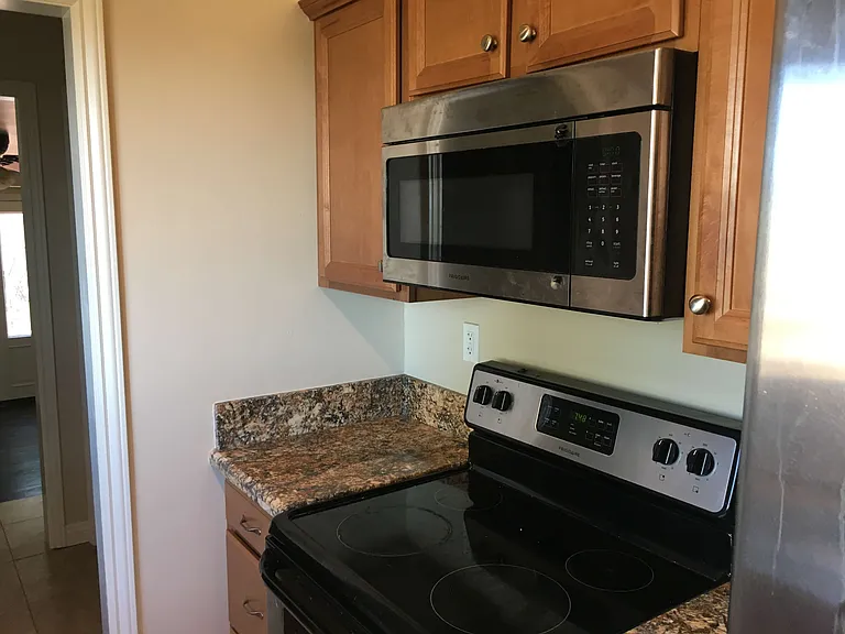 2401 W Victoria Dr — Photo 9