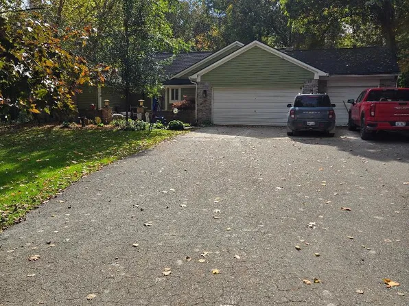 2662 W Crooked Lake Rd, Howell, MI 48843