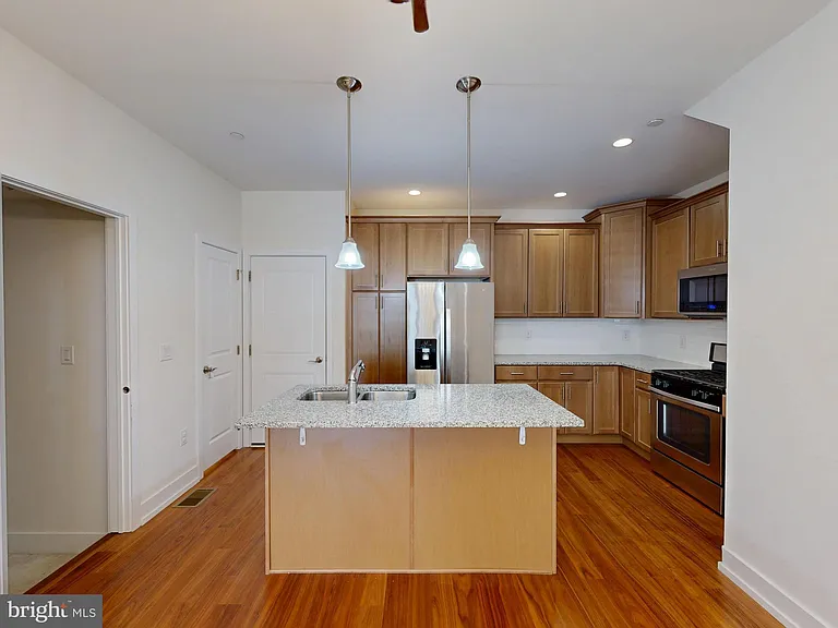 909 Lakeview Ct #909 — Photo 5