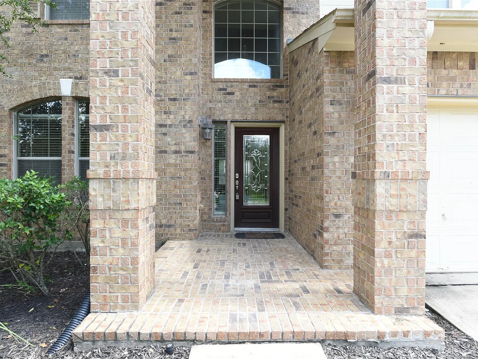 4 bed, 2.5 bath, 2745 sqft, $3,200 — Photo 3