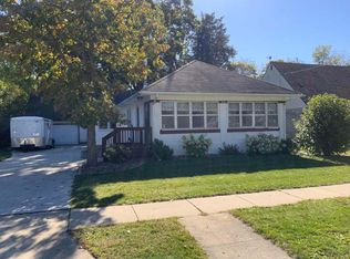 219 Lincoln Ave, Mukwonago, WI 53149