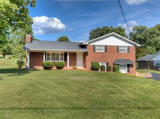 219 Forest Rd, Hurricane, WV 25526