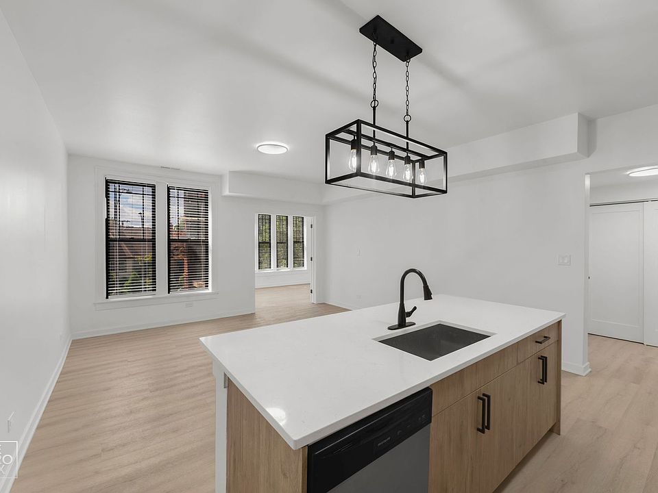 1st image of 7717 N Sheridan Rd #2R