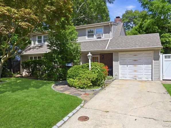 66 N Emerson Avenue, Copiague, NY 11726