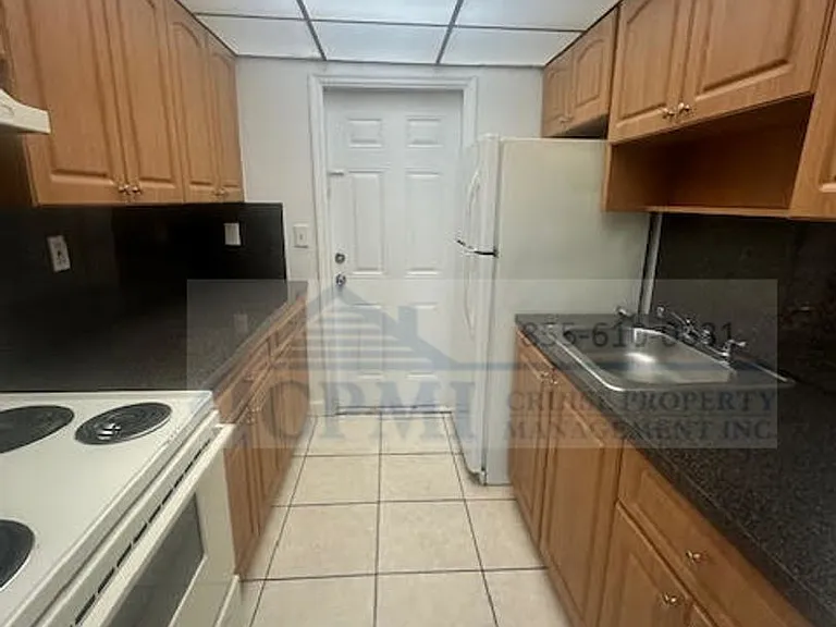 Lakeview Apartments - 5911 SW 41 St — Photo 24
