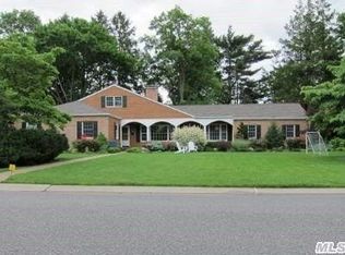 70 Walnut Ln, Manhasset, NY 11030