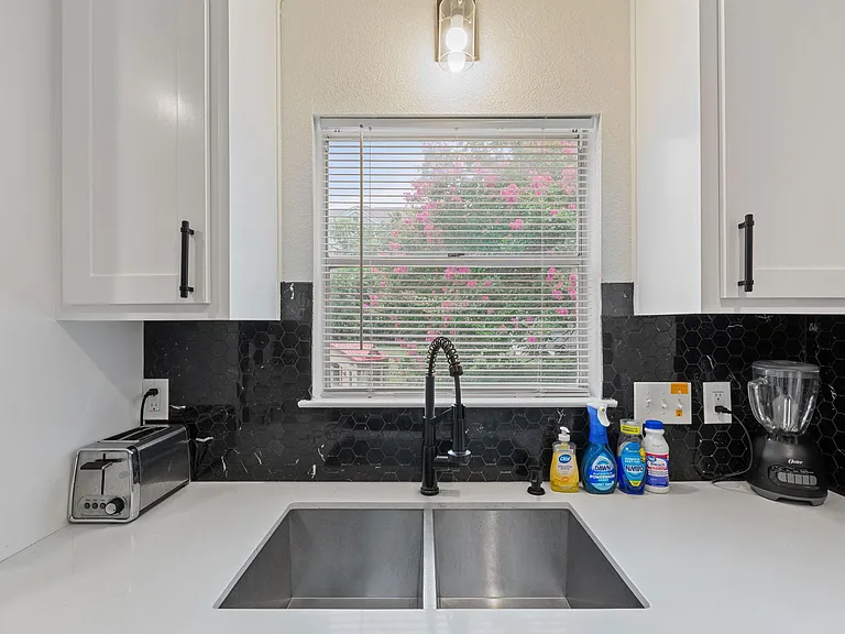 201 Fairlane Dr — Photo 11