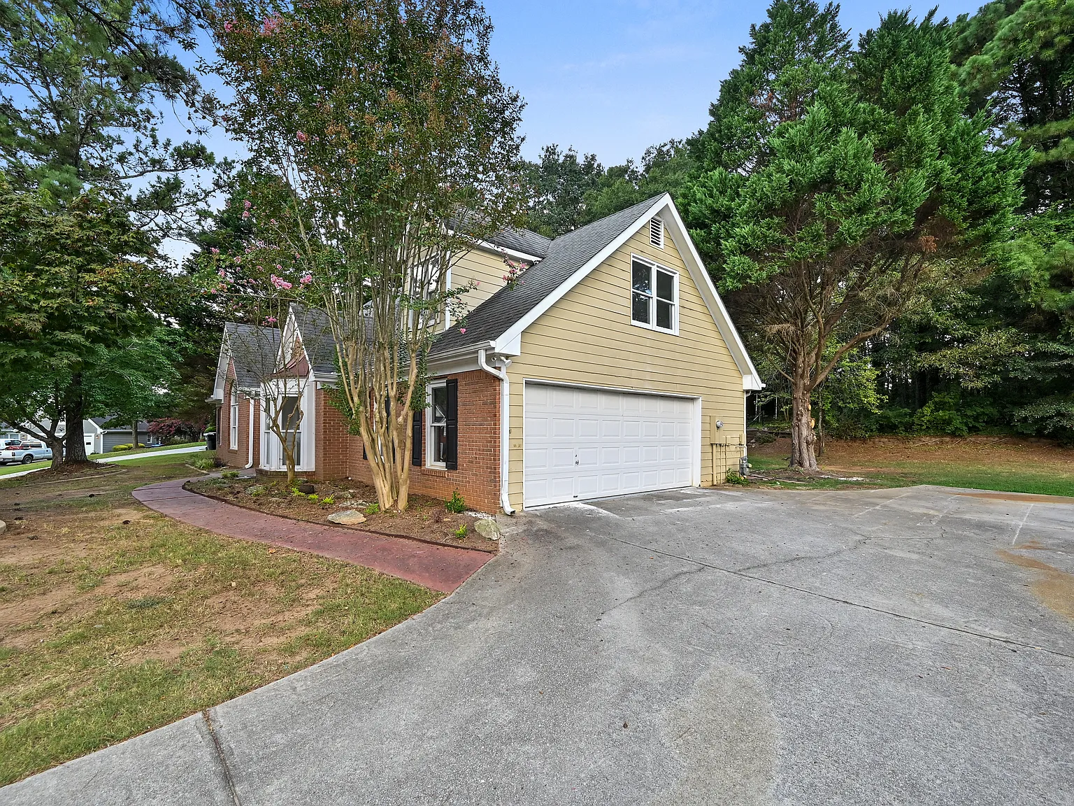 4 bed, 2210 sqft, $2,800 — Photo 3