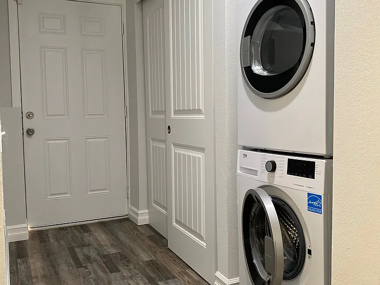 entrance area and washer/dryer