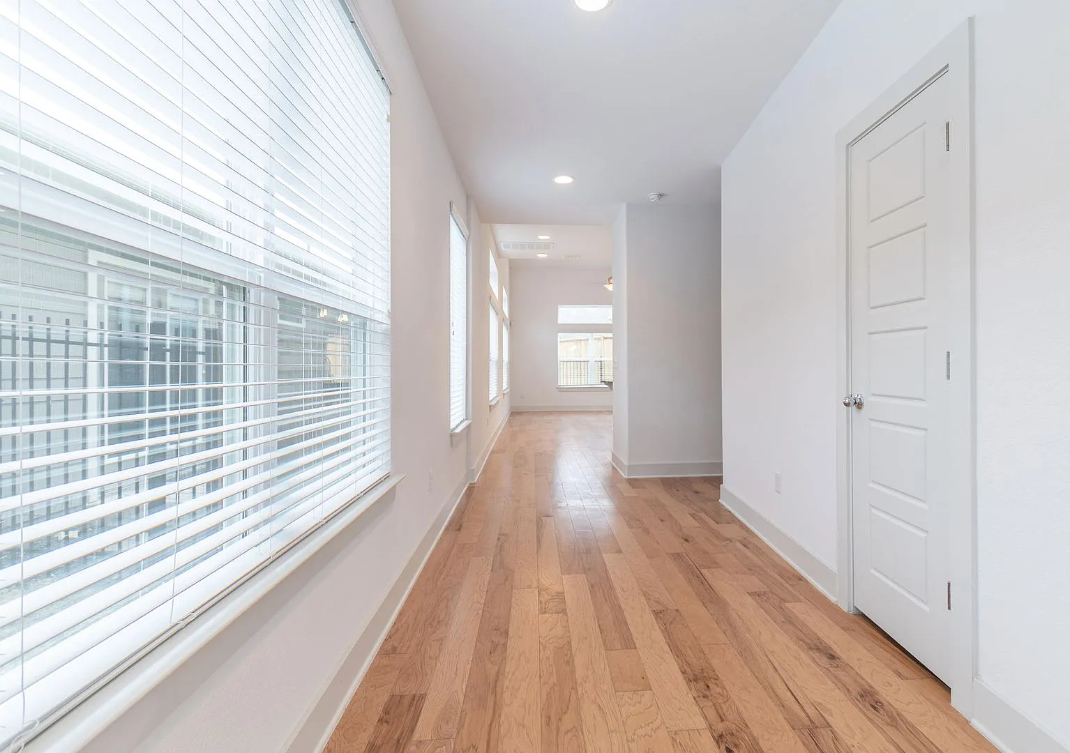 Huge Home in Perfect South Austin Location — Photo 2