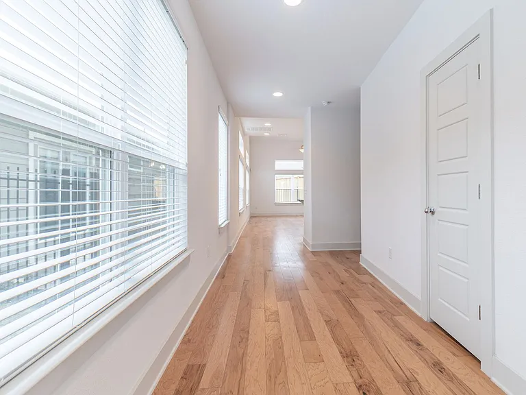 1410 Casa Dr — Photo 2
