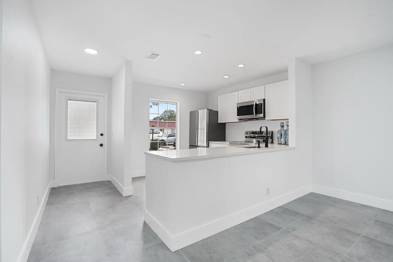 2 bed, 2.0 bath, 941 sqft, $2,300 — Photo 2