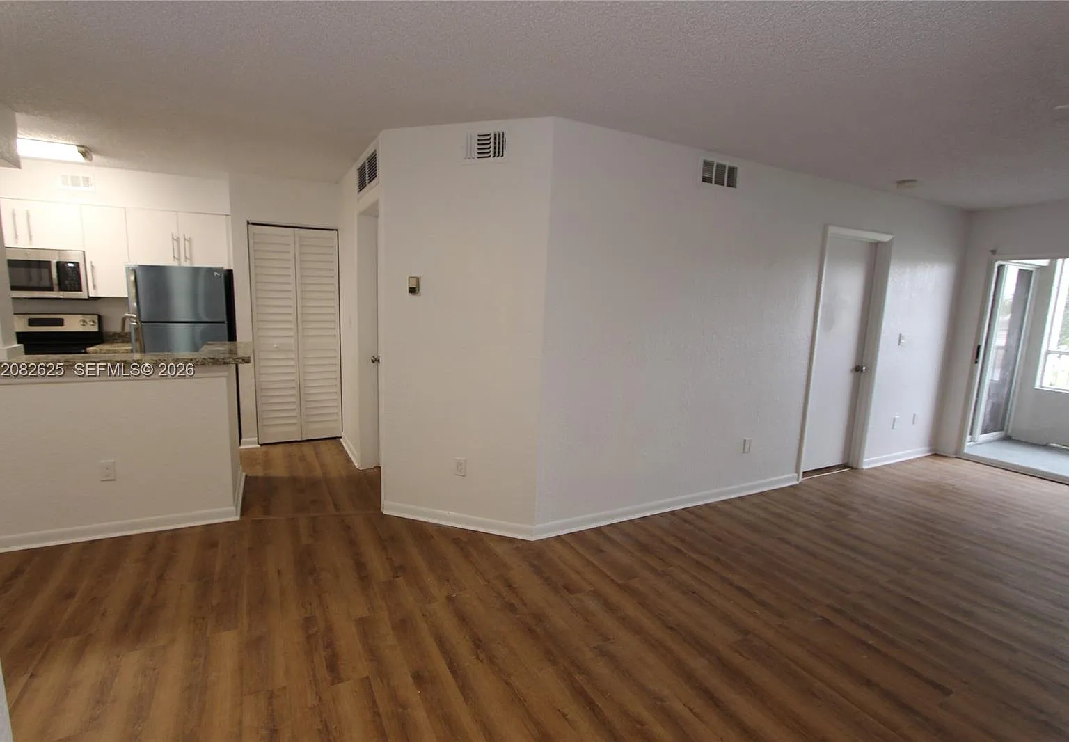 Lakeview Club Condo — Photo 3