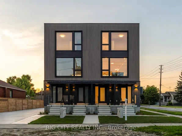 276 Lanor Ave #3, Toronto, ON M8W 2P9