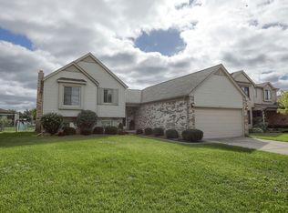 35128 Brighton Dr, Sterling Heights, MI 48310