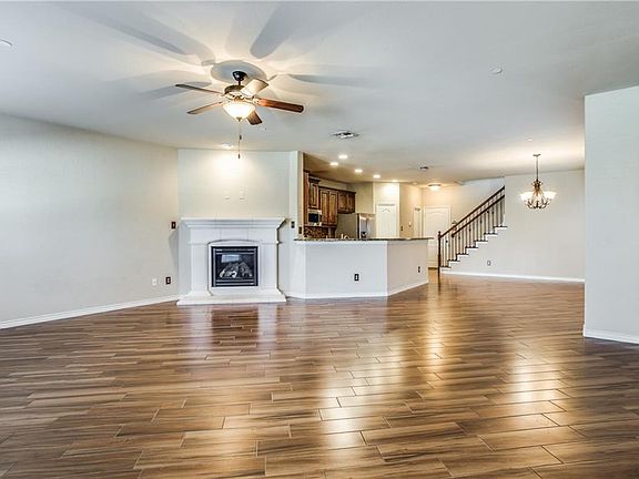 4th image of 1452 Arapaho Dr