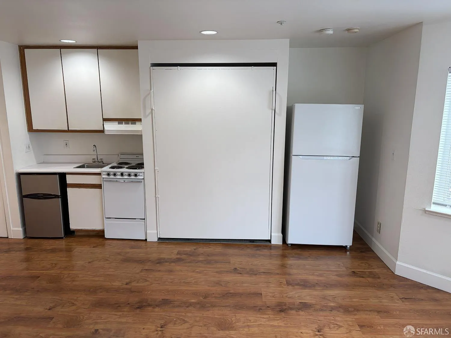 195 7th St #204 - Photo 3