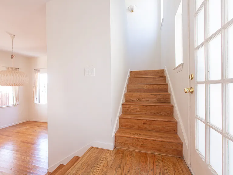 226 Dickerson Ave — Photo 2