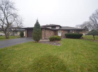 9S274 Cumnor Rd, Downers Grove, IL 60516