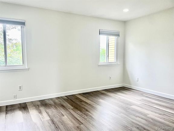 4th image of 36423 Park Place Dr