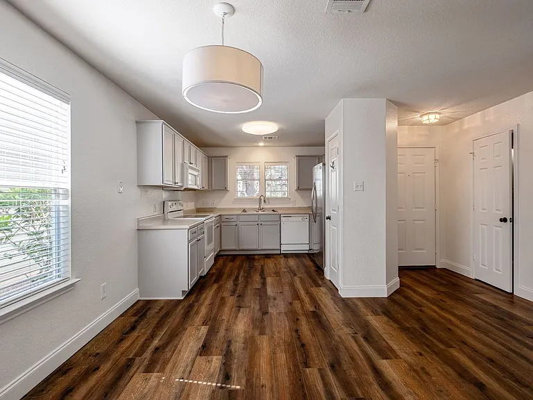 2208 Melissa Oaks Ln — Photo 5