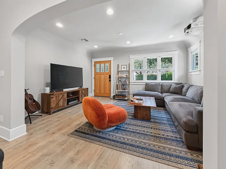 436 Riverdale Dr — Photo 2
