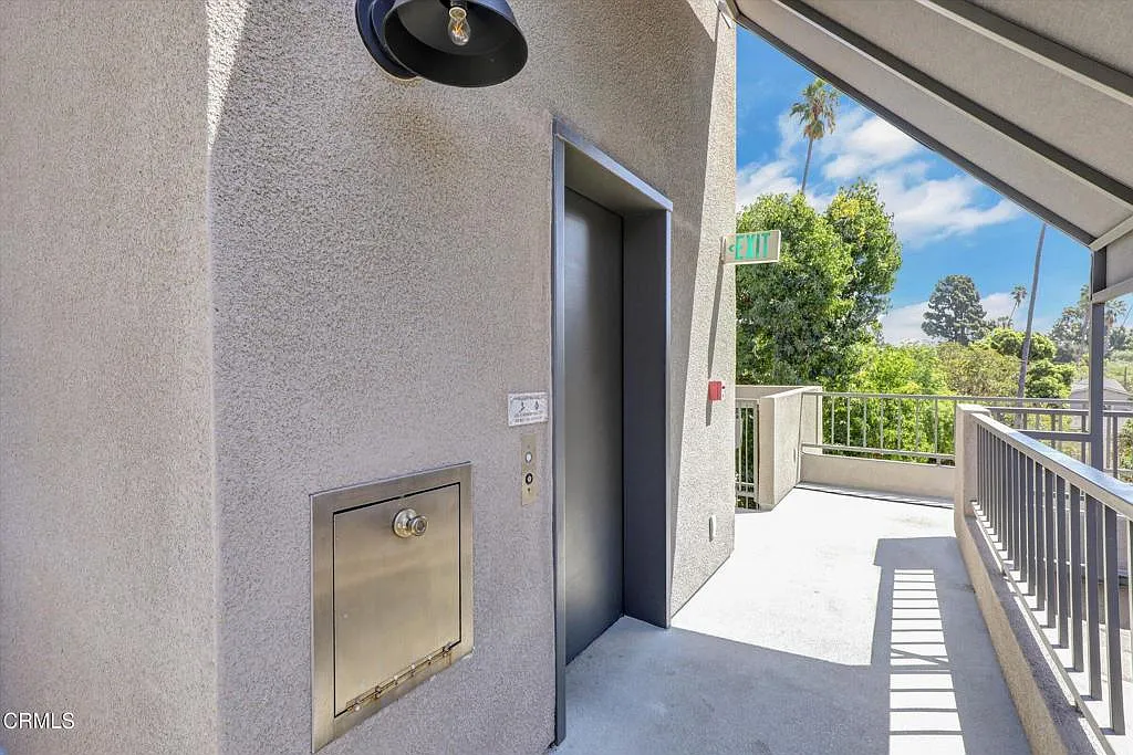2 bed, 2.0 bath, 968 sqft, $3,500 — Photo 3