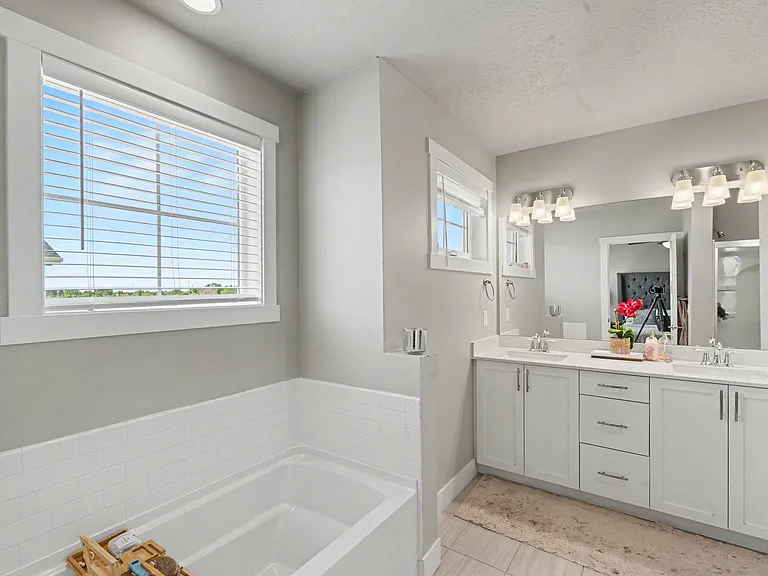 1303 E Weyburn Ln — Photo 10